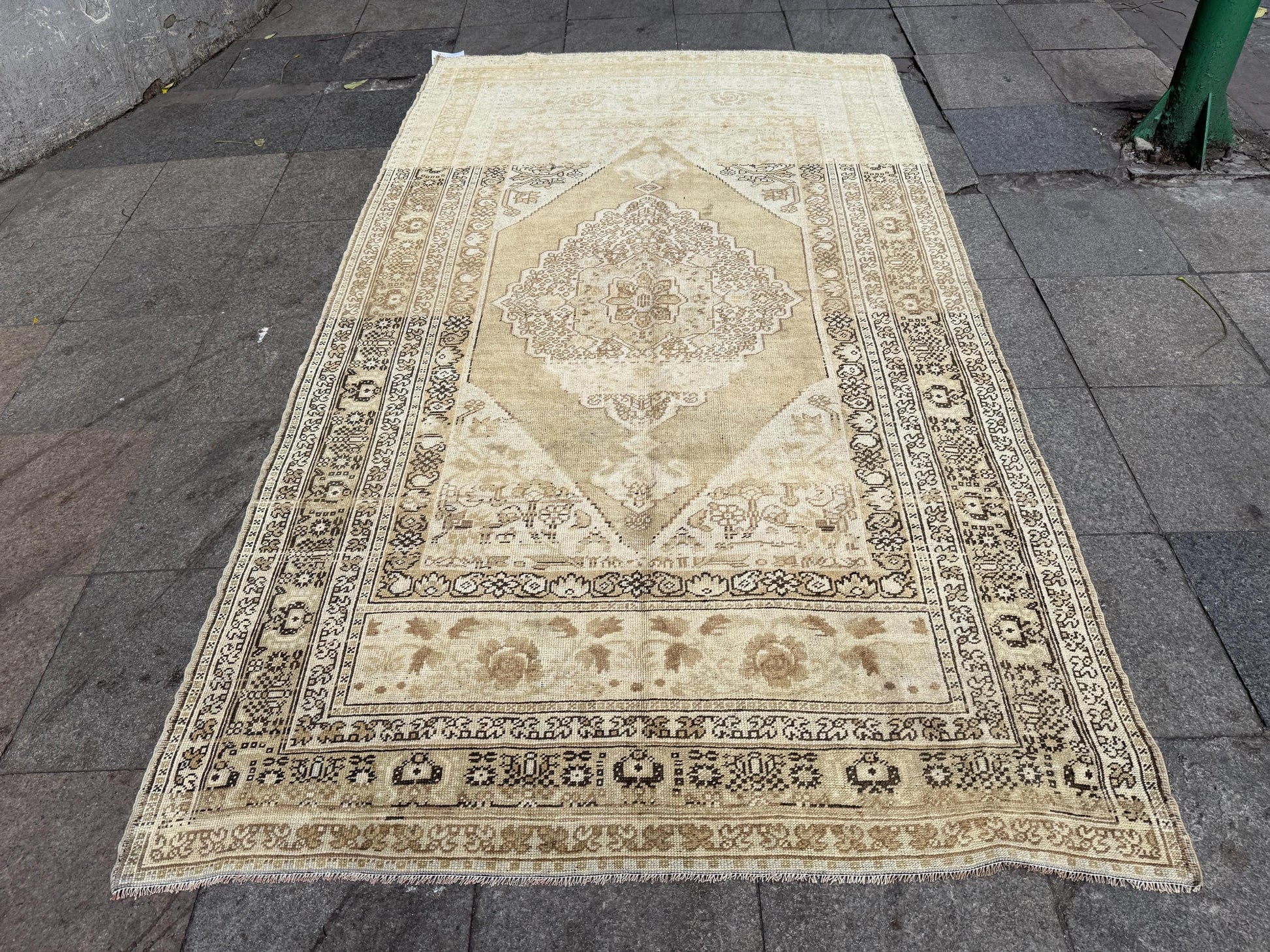 5'4"x9'1" feet Vintage Turkish Anatolian Rug,Beige Floral Rug,81