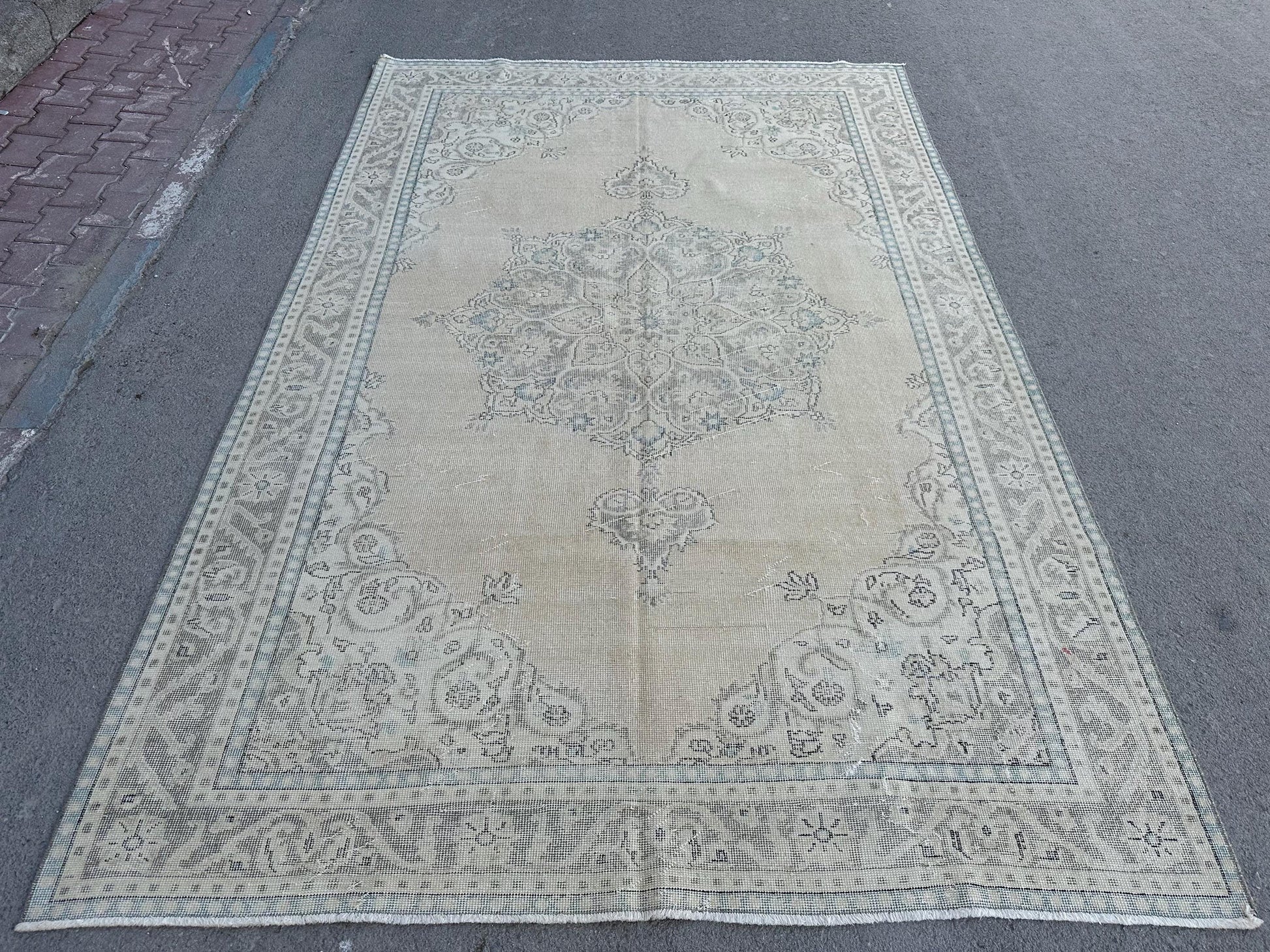6'10"x10'3" Feet ,Beige background Turkish vintage anatolian rug,gray,creamcolors rugs,area rugs,beige border,Floral rugs,471