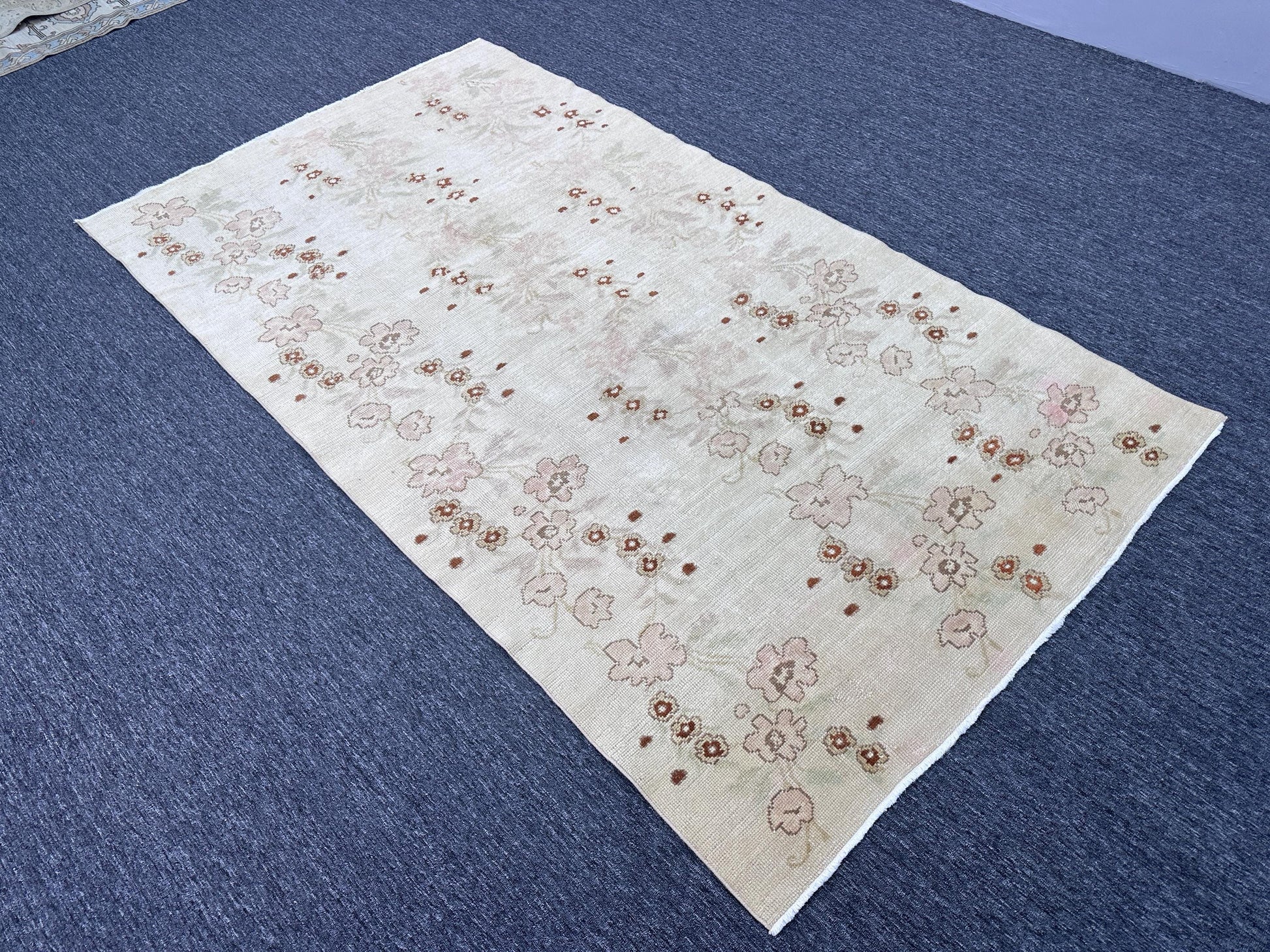 5"x 9" Feet ,Cream background Turkish vintage anatolian rug ,brown, light pink colors rugs accents,cream border,Floral rugs,426