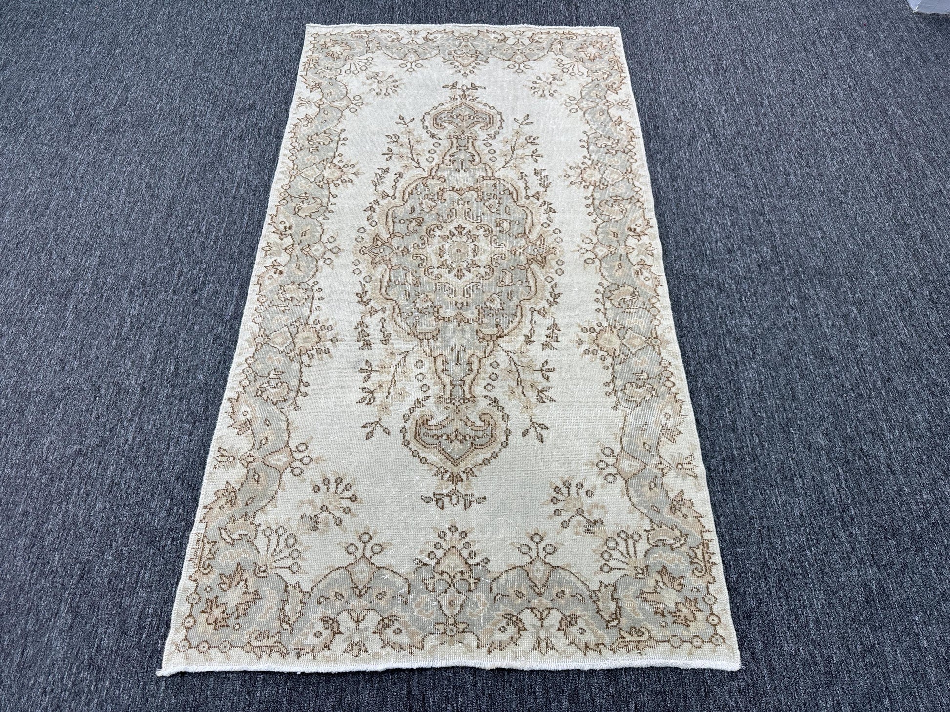 3'10"x 7'1" Feet ,Cream background Turkish vintage anatolian rug ,beige, gray colors rugs accents, gray border,Floral rugs,441