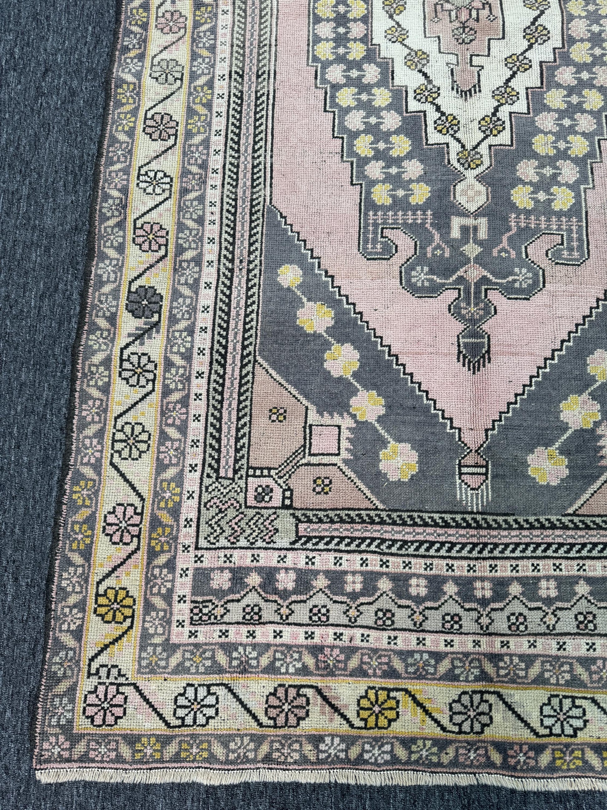 4'7"x9" Feet ,Pink background Turkish vintage anatolian rug,gray,yellow,cream colors rugs accents,cream border,Floral rugs,917