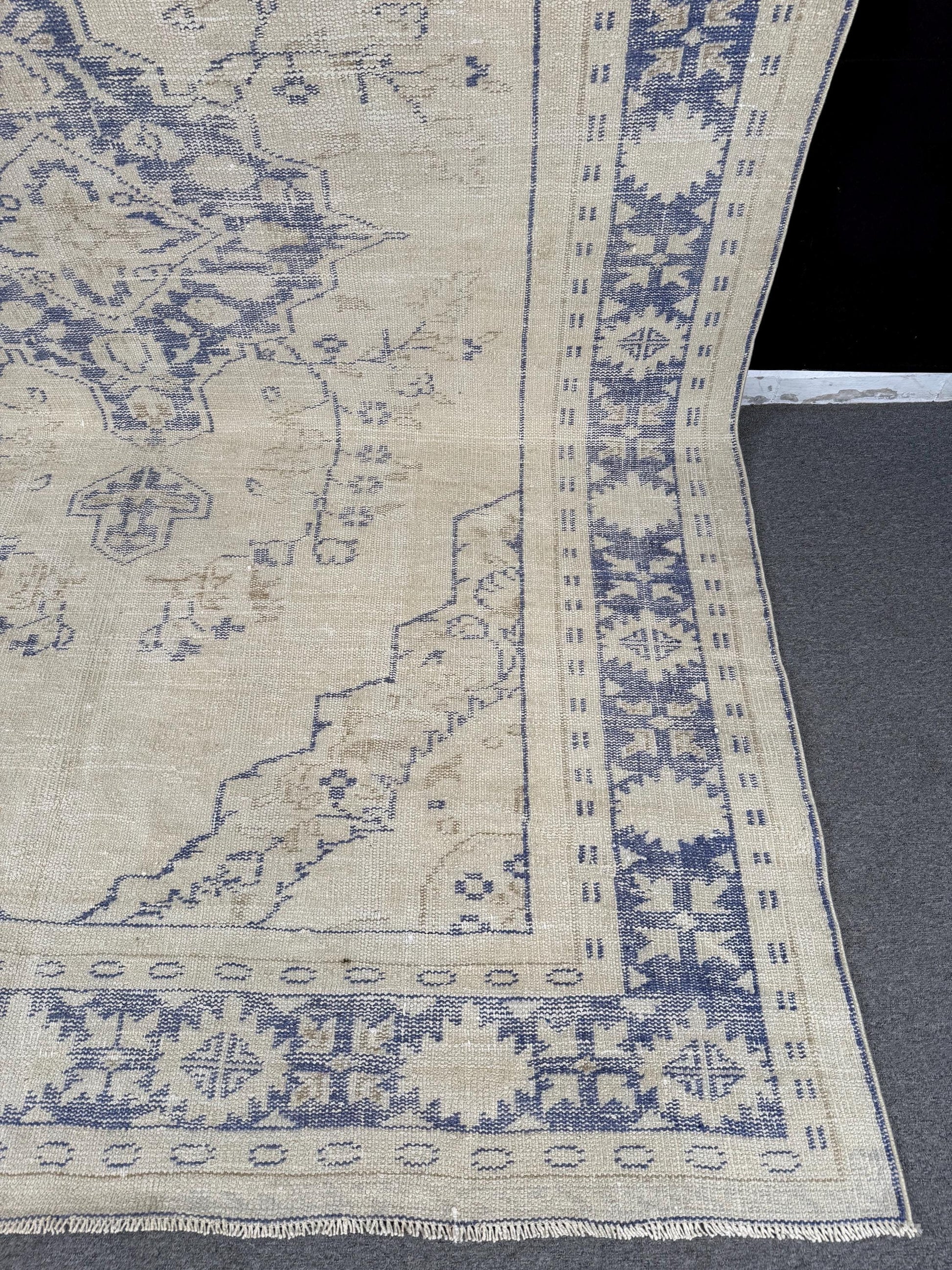 6'9"x10'2" Feet,Beige background Turkish vintage Anatolian rug ,blue colors rugs,blue border,Floral rugs,52