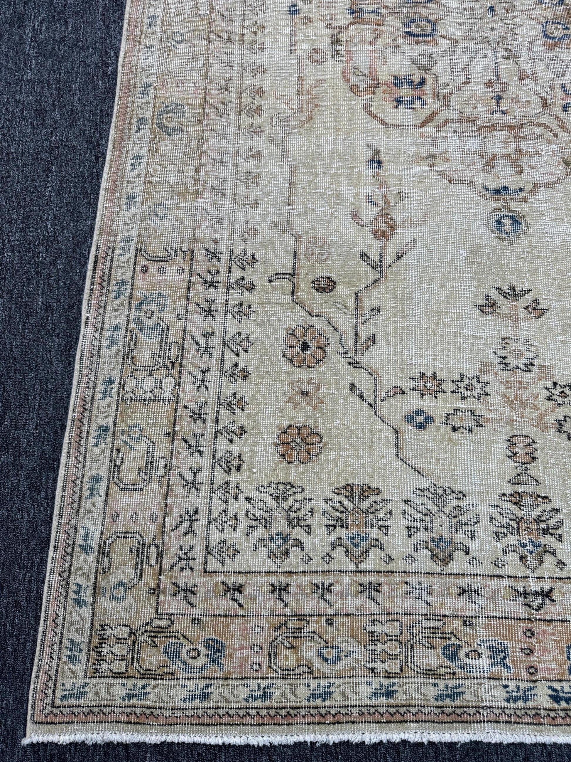 4'7"x8'4" Feet ,Beige background Turkish vintage anatolian rug ,light orange, black colors rugs accents, light orange border,Floral rugs,436