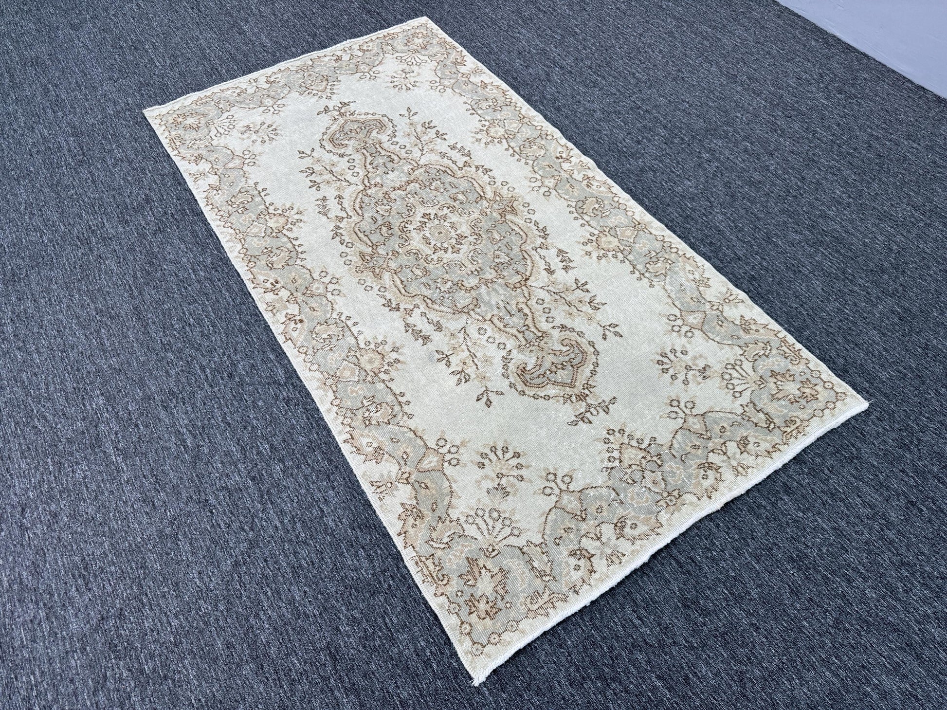 3'10"x 7'1" Feet ,Cream background Turkish vintage anatolian rug ,beige, gray colors rugs accents, gray border,Floral rugs,441