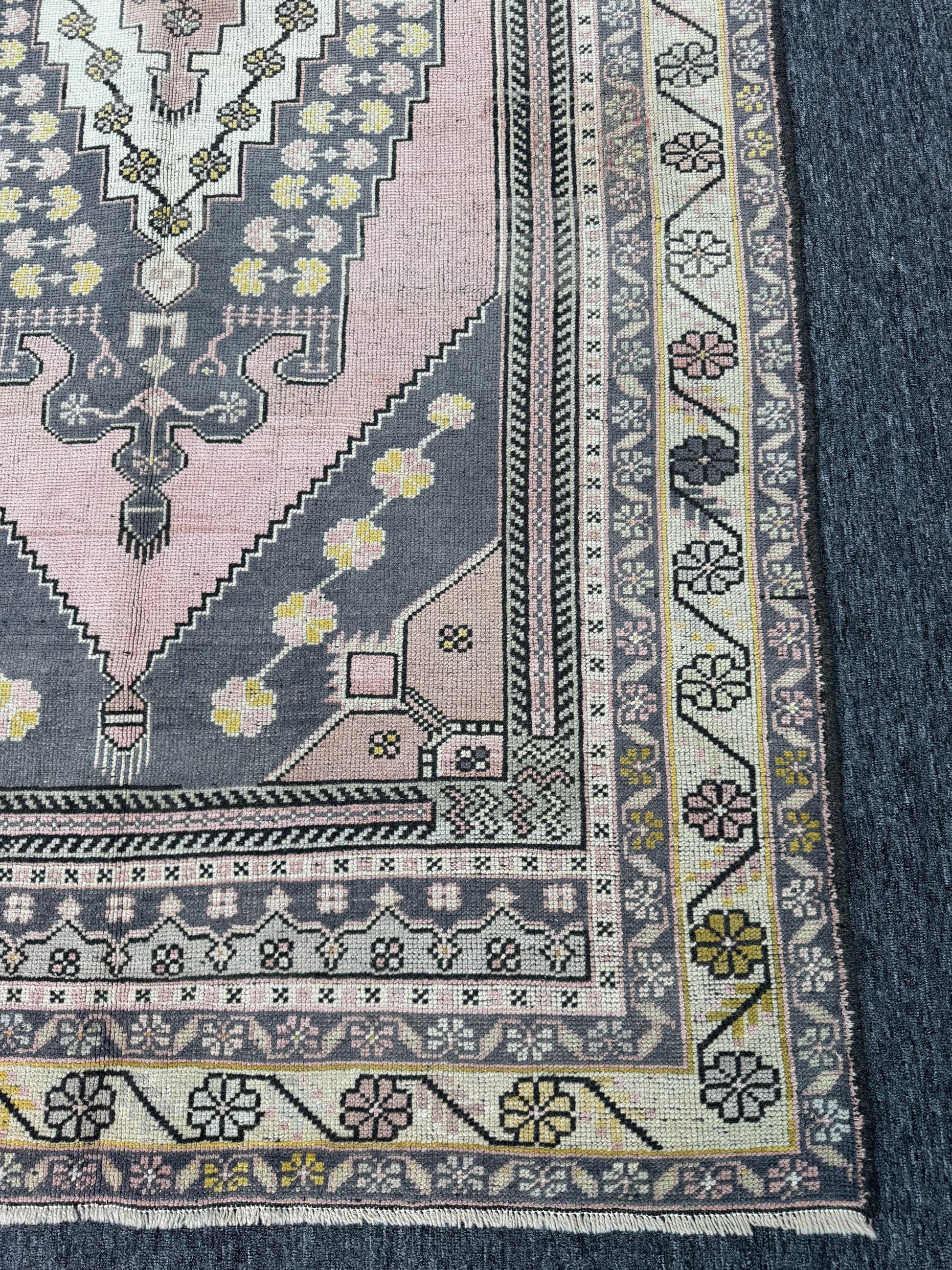 4'7"x9" Feet ,Pink background Turkish vintage anatolian rug,gray,yellow,cream colors rugs accents,cream border,Floral rugs,917