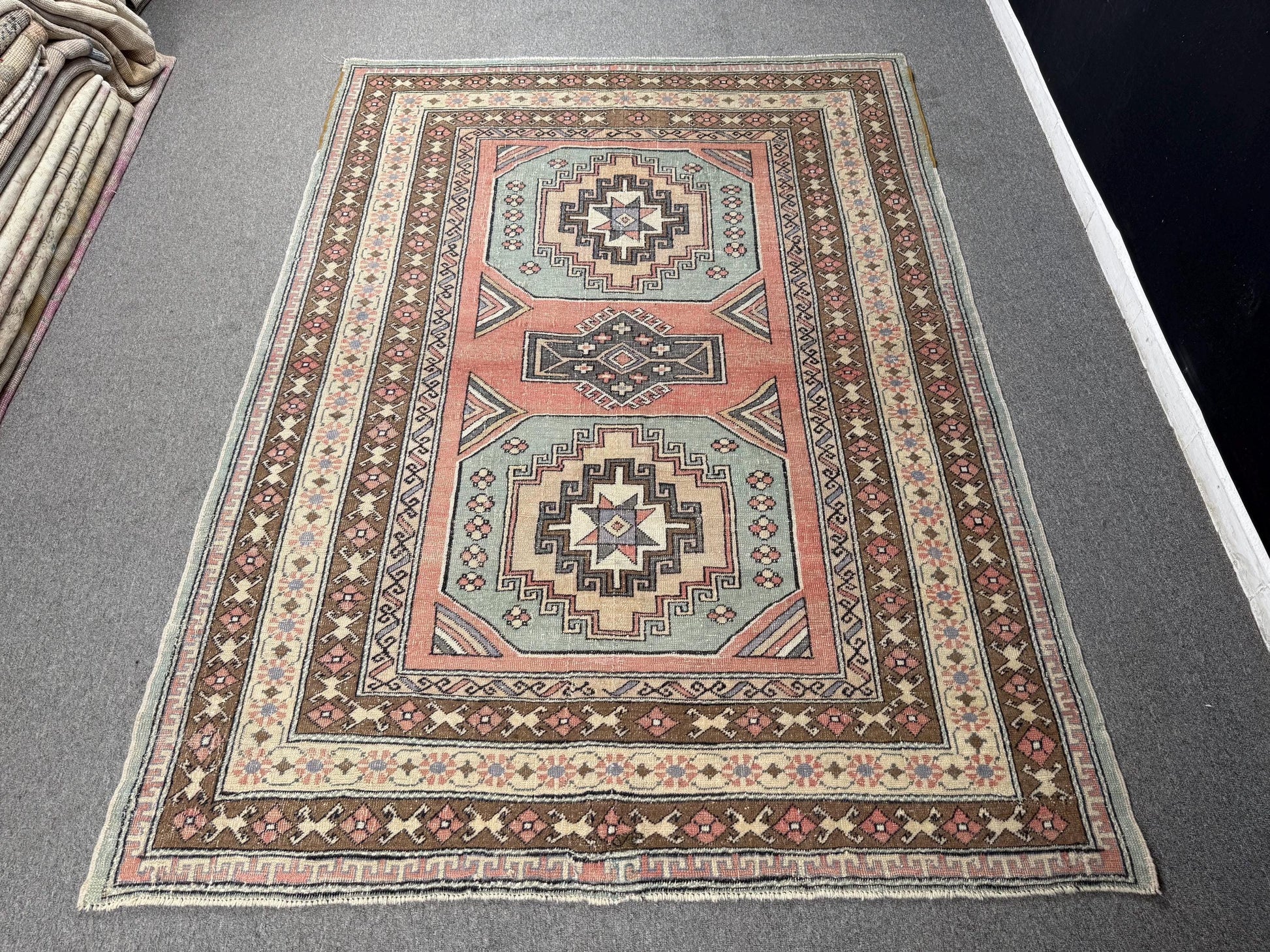 4'10"x6'7" Feet,pink background Turkish vintage Anatolian rug ,beige,blue,brown colors rugs,brown border,Floral rugs,55