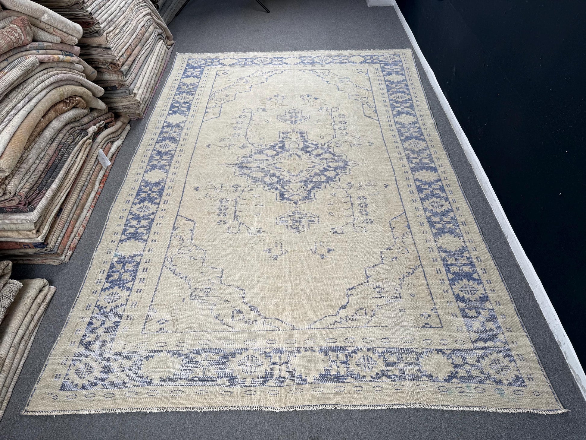 6'9"x10'2" Feet,Beige background Turkish vintage Anatolian rug ,blue colors rugs,blue border,Floral rugs,52