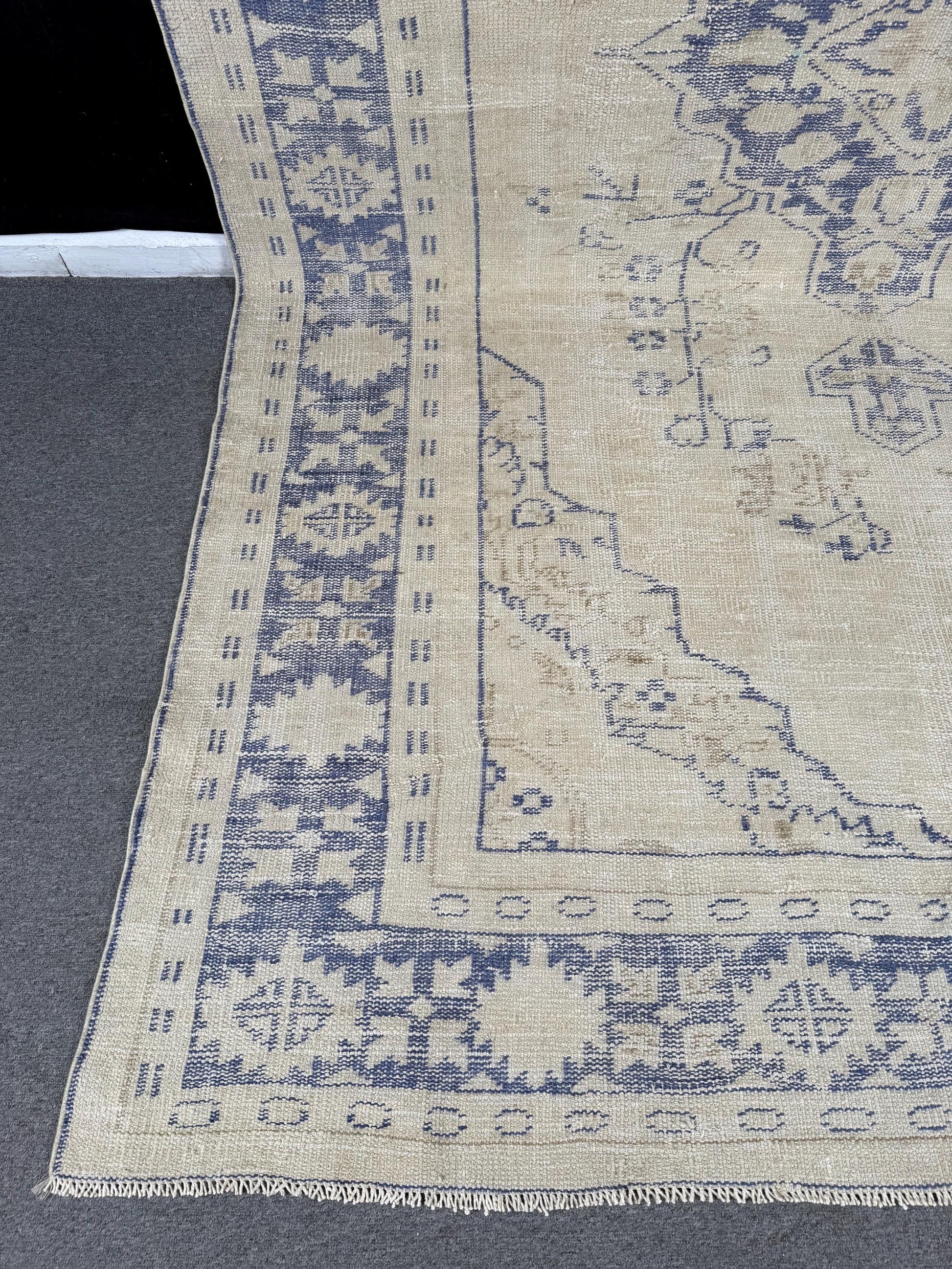 6'9"x10'2" Feet,Beige background Turkish vintage Anatolian rug ,blue colors rugs,blue border,Floral rugs,52
