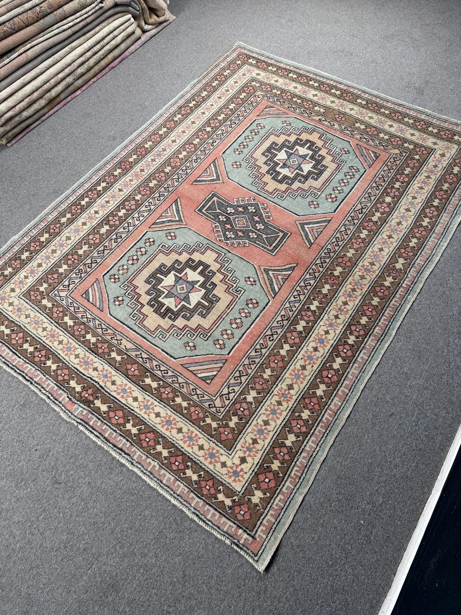 4'10"x6'7" Feet,pink background Turkish vintage Anatolian rug ,beige,blue,brown colors rugs,brown border,Floral rugs,55