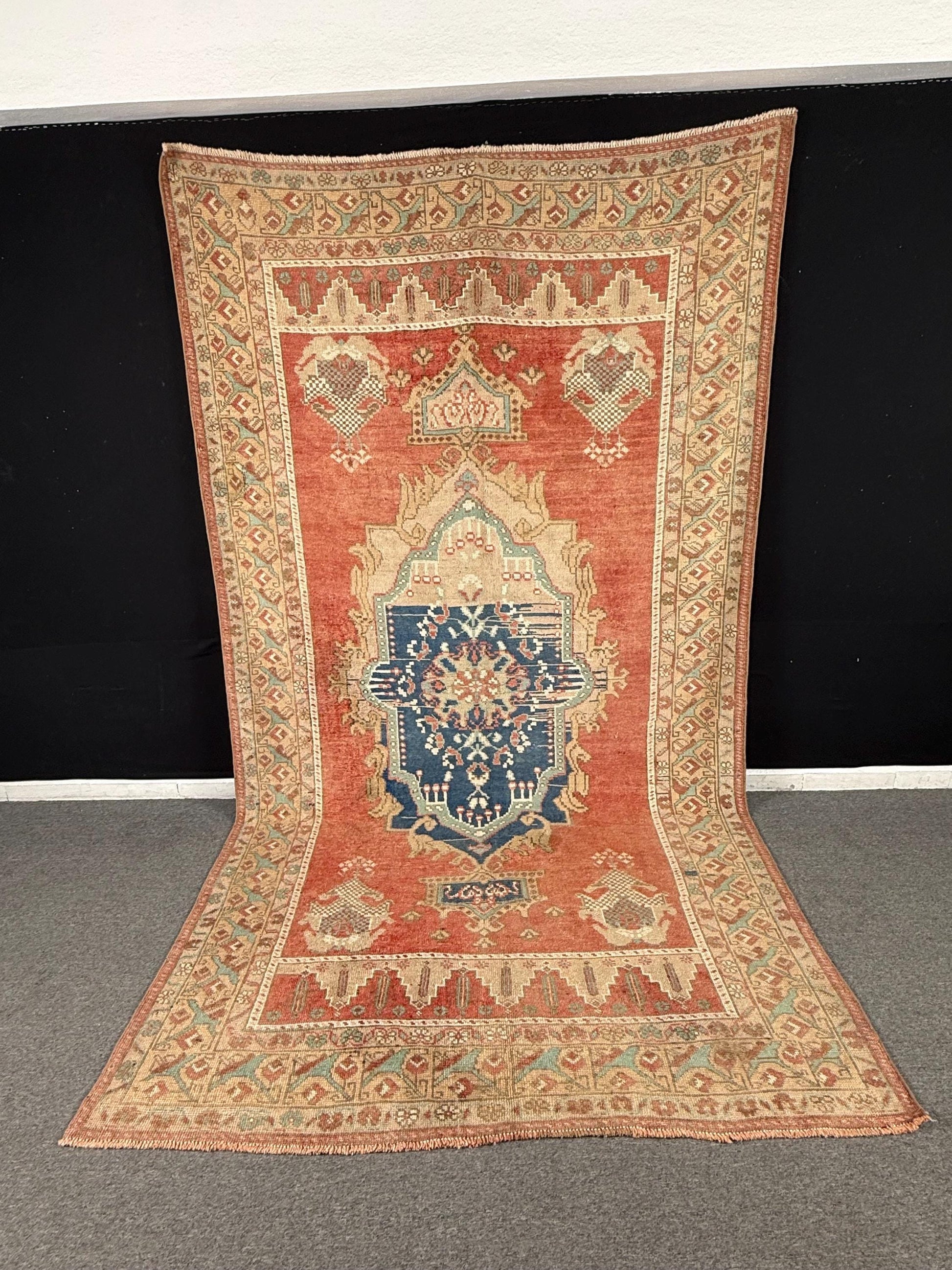 5'5"x10" Feet ,Pink background Turkish vintage anatolian rug,blue,beige colors rugs accents, beige border,Floral rugs,57