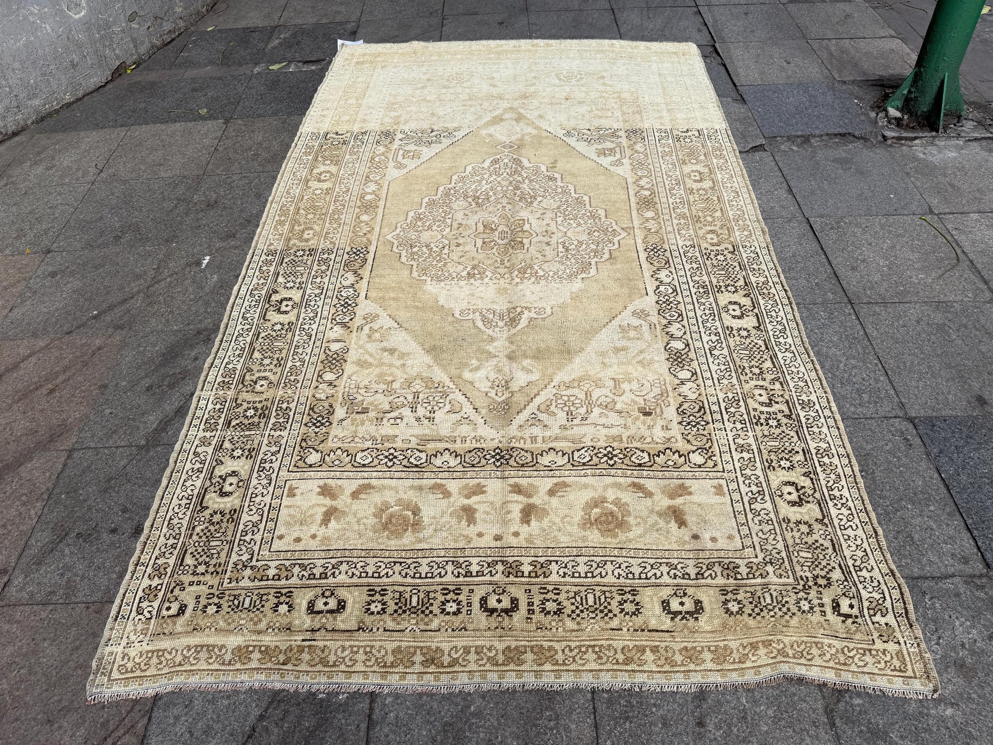 5'4"x9'1" feet Vintage Turkish Anatolian Rug,Beige Floral Rug,81