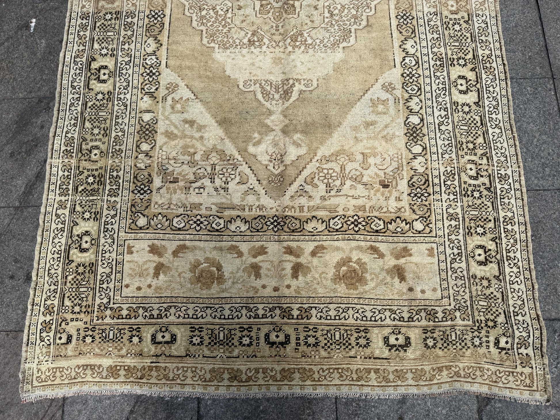 5'4"x9'1" feet Vintage Turkish Anatolian Rug,Beige Floral Rug,81